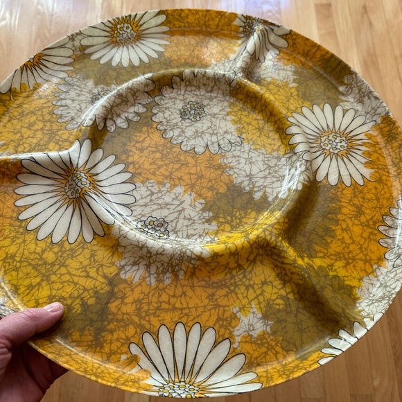 Traymold Fiberglass 16" Round Divided Serving Tray Yellow White Big Daisy Flower - Picture 4 of 15